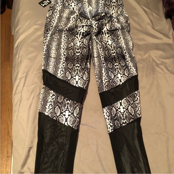 NWT size small NEM X RYDERWEAR Snake Print Legging - Picture 4 of 4